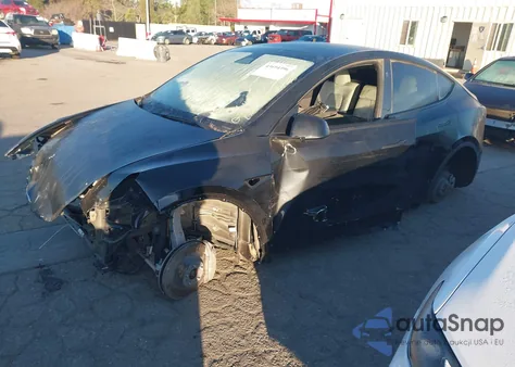 2024 Tesla Model Y Long Range Dual Motor All-Wheel Drive z USA, uszkodzony, nr VIN 7SAYGAEE2RF009485